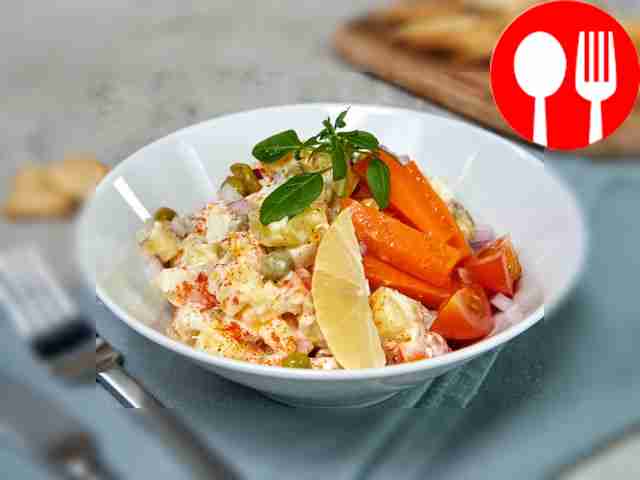 Салат из вареной рыбы с соленым огурцом