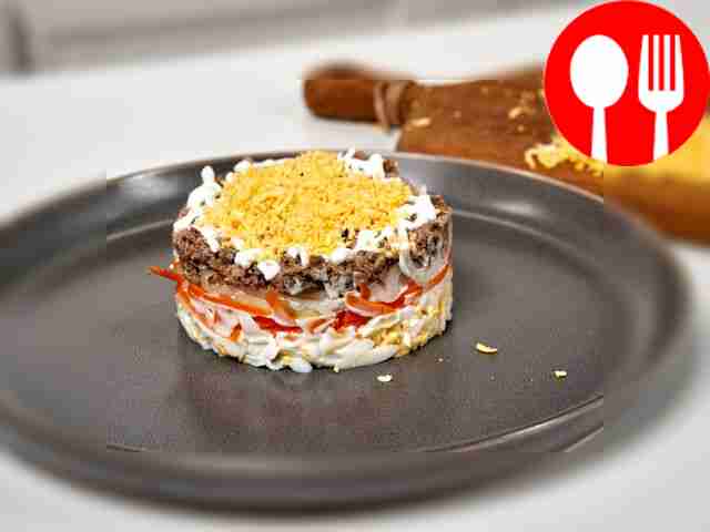 Приготовьте салат. В порционные пиалы сначала...