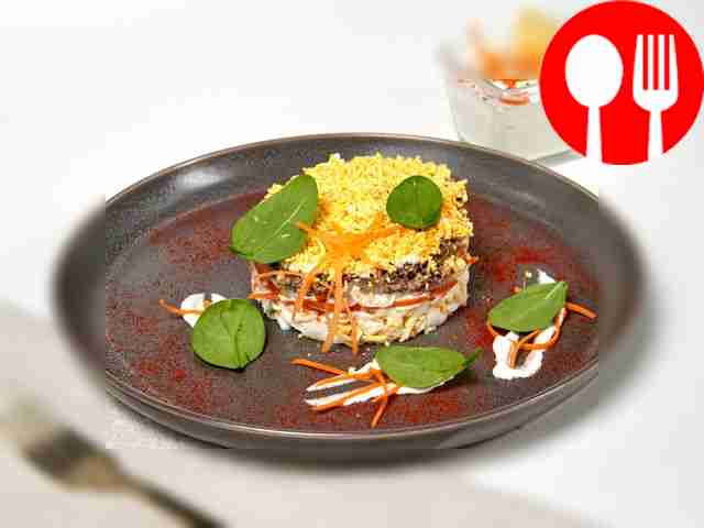 Разместите в центре салата несколько ломтиков...