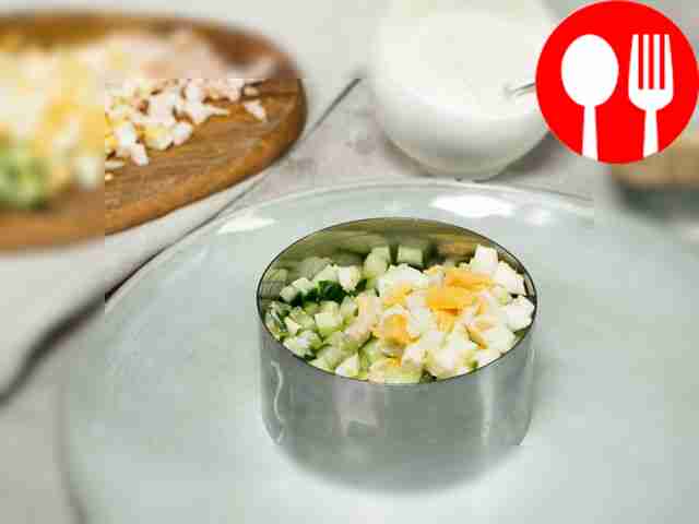 Заправьте салат: первым слоем уложите курицу,...