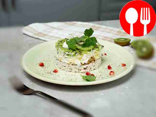 Салат «Нежность» с грецкими орехами, курицей и киви