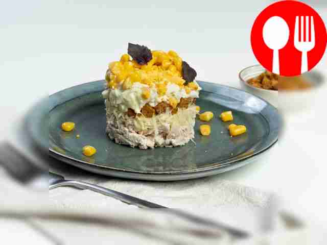 Салат «Нежность» с копченой курицей и сухариками