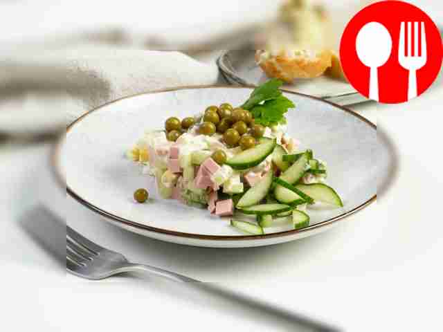 Салат «Нежность» с колбасой и сыром