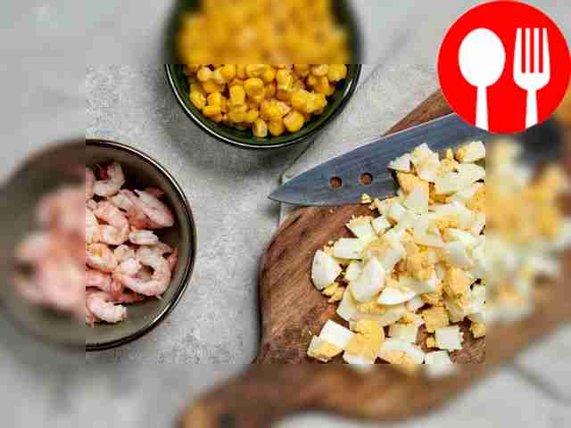 Подготовьте ингредиенты. Очистите куриное яйцо...