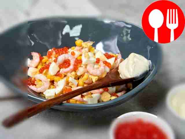 Сделайте салат: креветки выложите в глубокую...