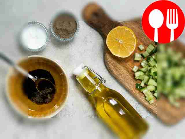 Приготовьте заправку: смешайте соевый соус,...