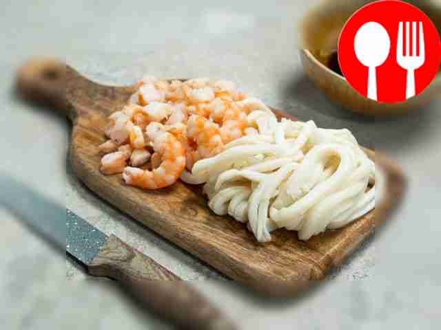 Сварите кальмары и креветки. Доведите воду в...