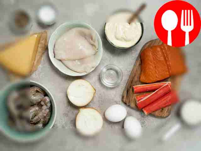 Откройте банку икры. Воду доведите до кипения,...