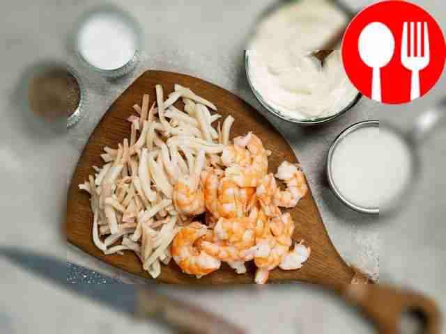 Отварите кальмаров и креветок. Налейте воду в...