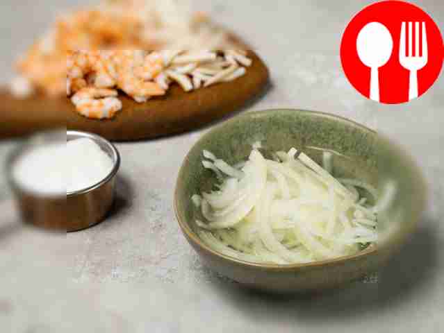 Замаринуйте лук: в кипяченую воду всыпьте соль...