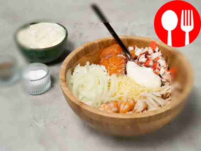 Приготовьте салат: в салатнице соедините...