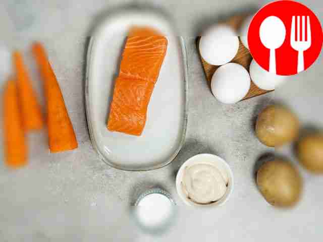 Отварите картофель и морковь в кожуре,...