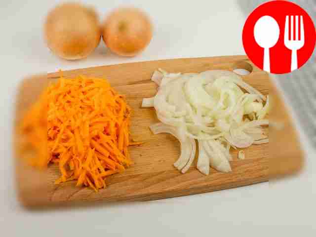 Лук нашинкуйте полукольцами, морковь натрите...