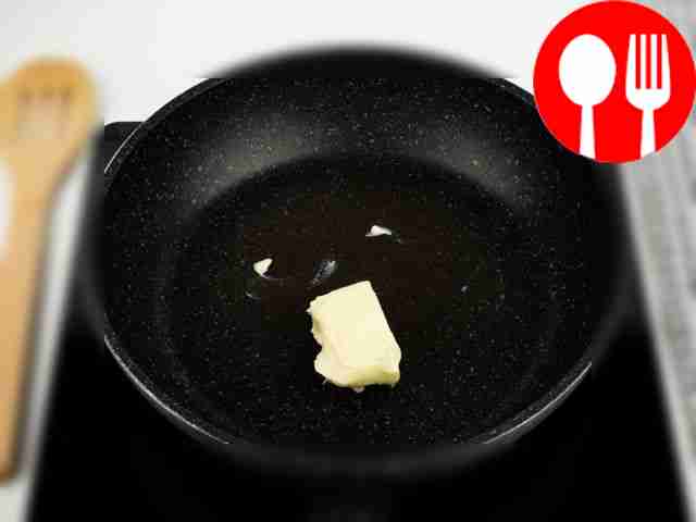 Растопите сливочное масло на маленьком огне в...