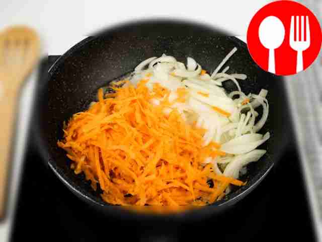 Добавьте репчатый лук и морковь и тушите до готовности.