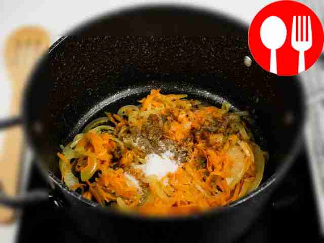 Переложите зажарку в кастрюлю и посолите с...