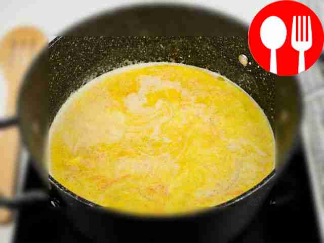 Влейте сливки, перемешайте и доведите до кипения.