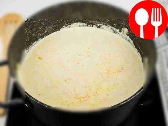 Добавьте креветки в суп, затем подогрейте его...