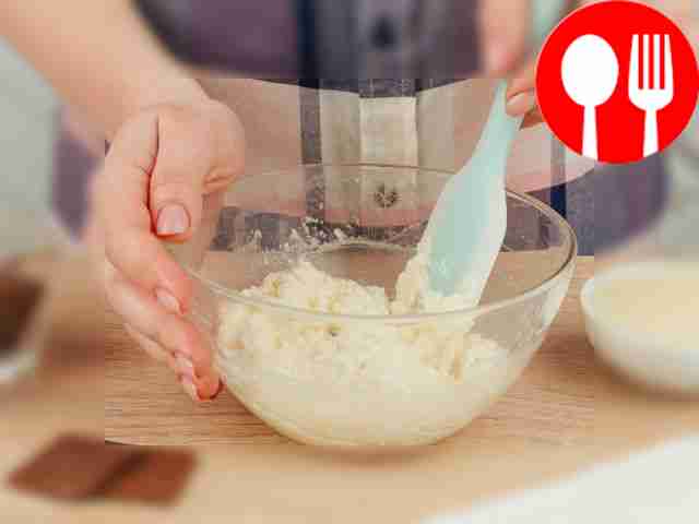 В глубокой тарелке соедините кокосовую стружку...