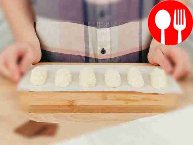 Сформируйте небольшие колбаски-батончики,...