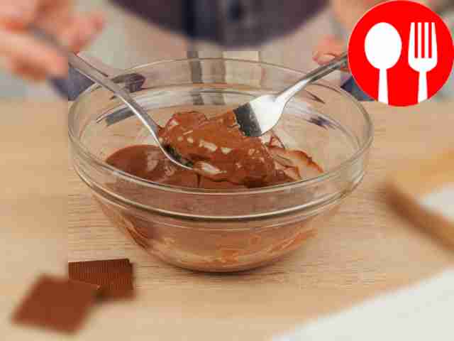 Поставьте шоколад на водяную баню: поместите...