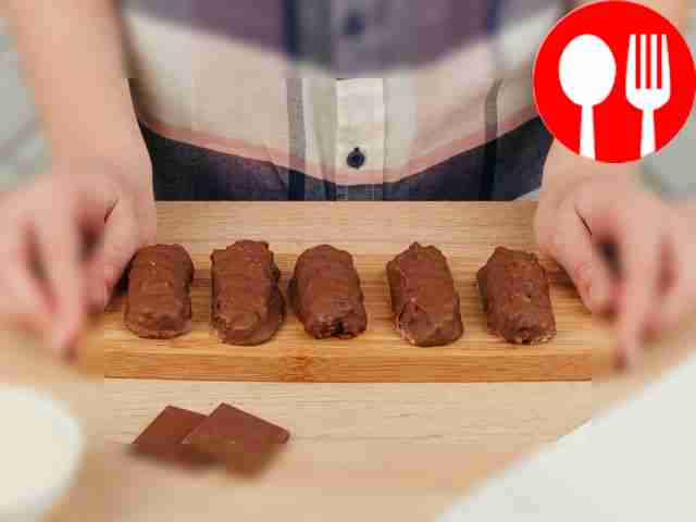 Разложите шоколадные батончики на чистом листе...