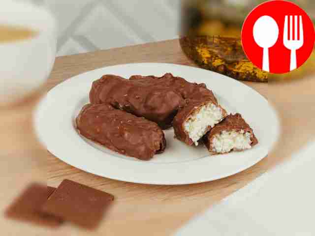 Разложите готовый десерт по тарелкам и подайте к чаю.