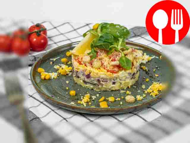 Салат из шпротов, яйца и лука