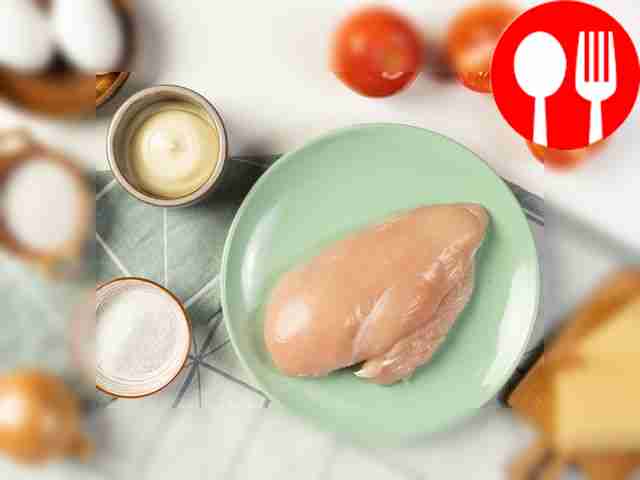 Куриное филе сварите в подсоленной воде, затем...