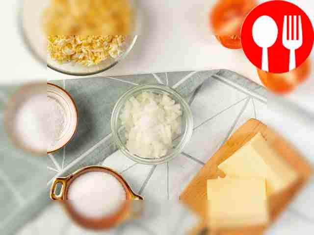 Маринуйте лук. Нарезанный лук поместите в...