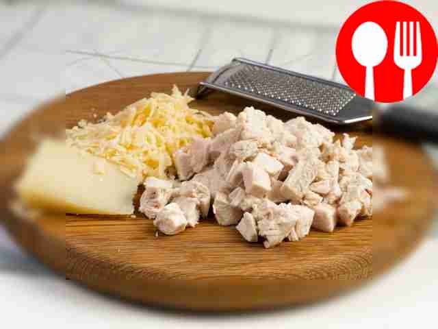 Измельчаем ингредиенты: куриное филе нарежьте...