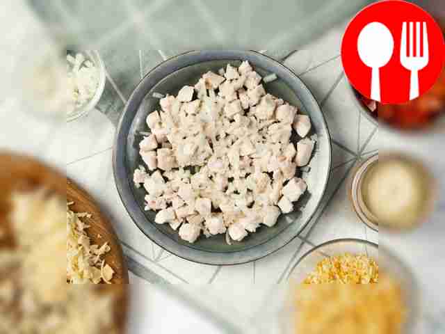 Начните сборку слоёв на широком плоском блюде....