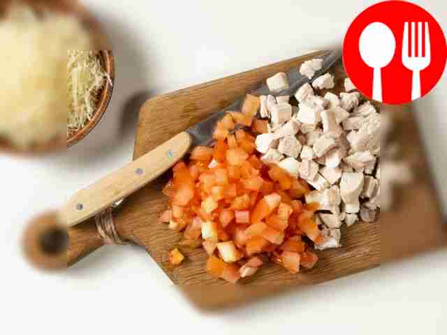 Приготовьте начинку. Остывшее куриное филе...