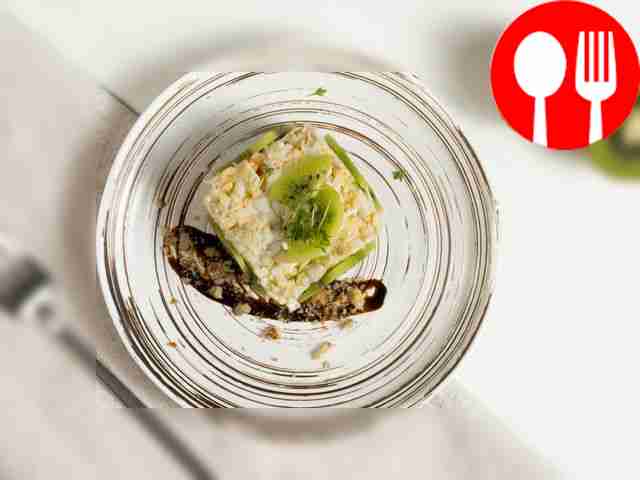 Подавайте салат к столу, украсив его сверху...