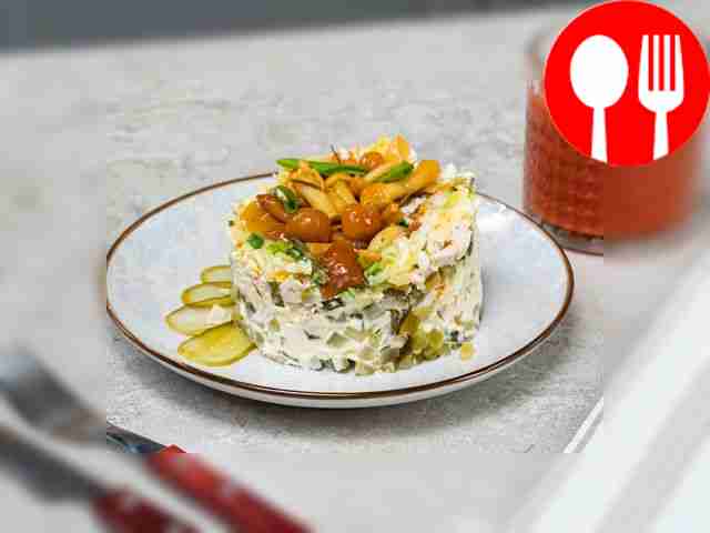 «Грибная поляна» с маринованными грибами и огурчиками