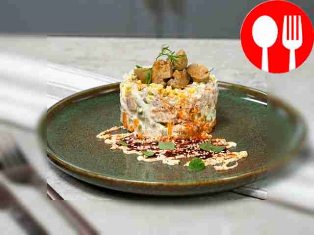 «Грибная поляна» с маринованными шампиньонами и копченой курицей