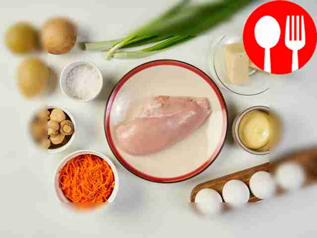 Куриное филе промойте, отварите в подсоленной...