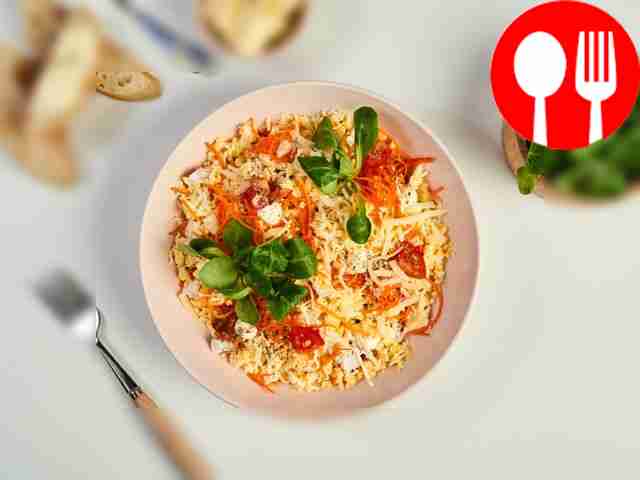 Достаньте салат из холодильника. Подготовьте...