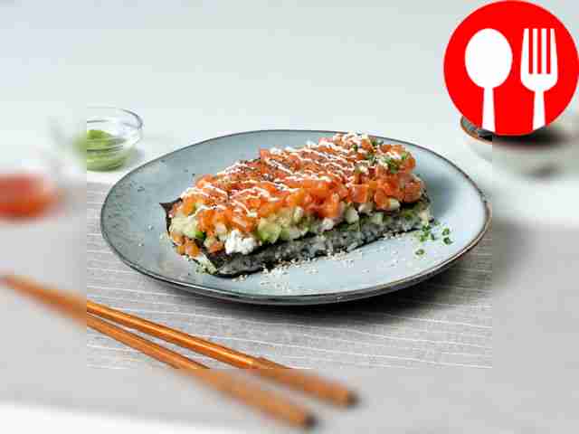 Слоеный салат-торт-суши с красной рыбой и сыром филадельфия