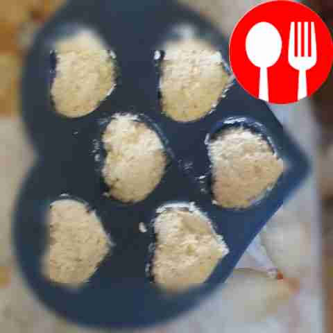 Разложите тесто по формочкам примерно до...