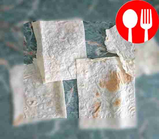 Вырежите из лаваша прямоугольник нужных размеров.