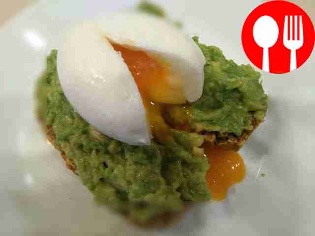 Бутерброд с яйцом и авокадо