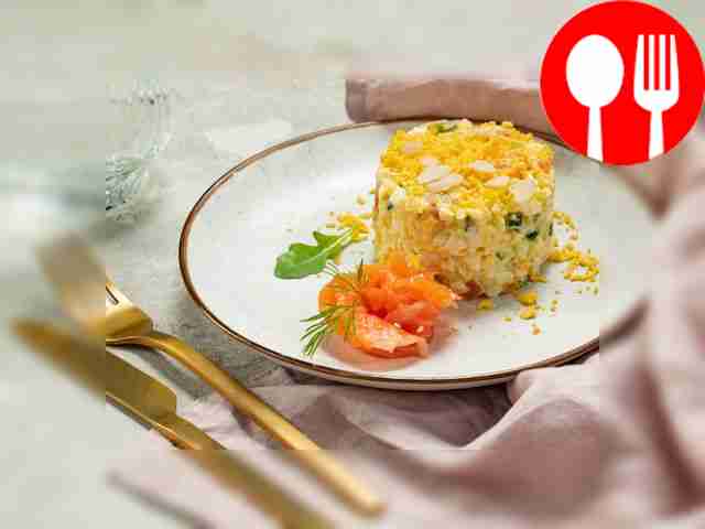 Простой рыбный салат с огурцом