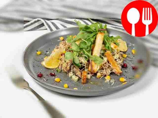 Салат с консервированными шпротами и кукурузой