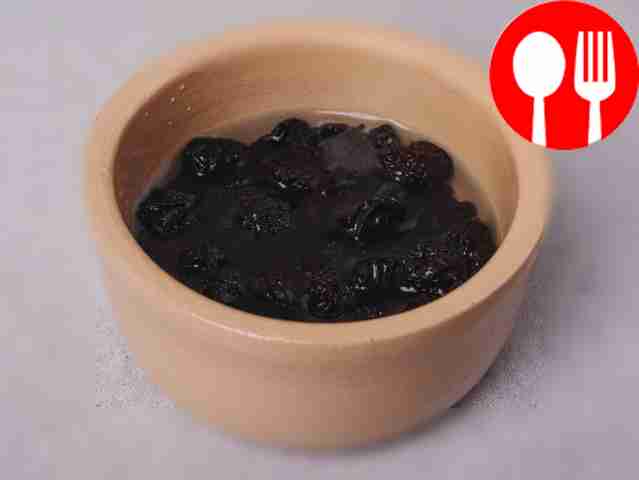 Промойте изюм под струёй проточной воды и...