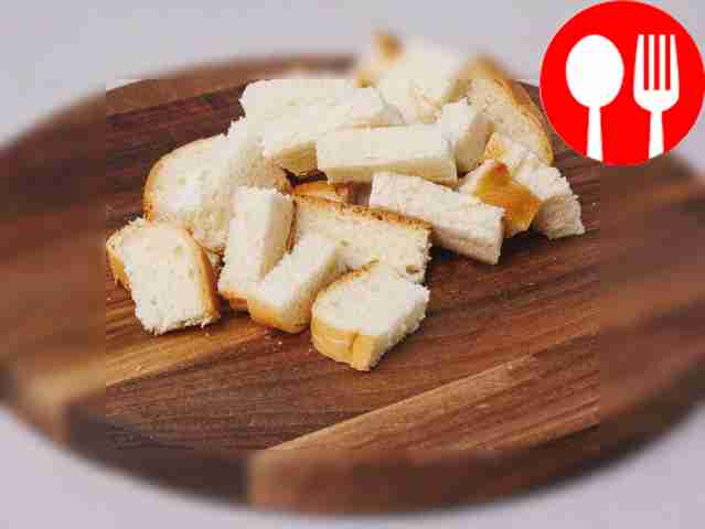 Разрежьте ломтики батона на небольшие квадраты...