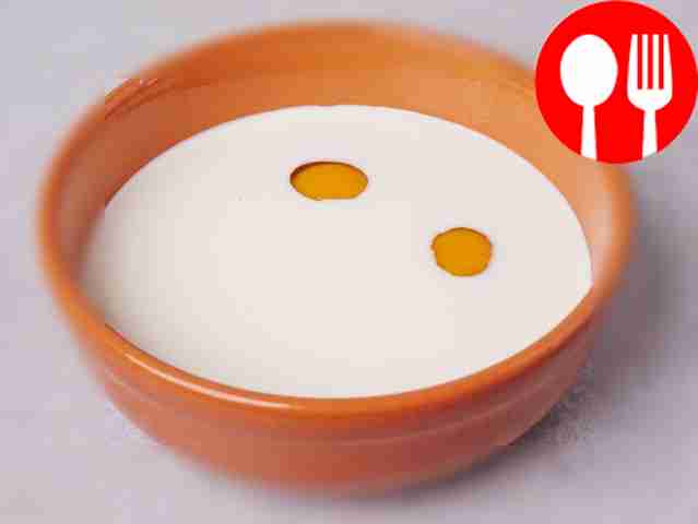 В миске венчиком взбейте молоко, сливки и...