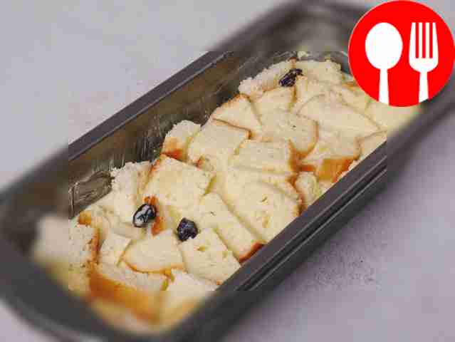 Смажьте форму сливочным маслом. Соедините хлеб...