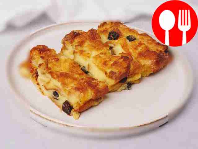 Во время выпекания образуется золотистая...