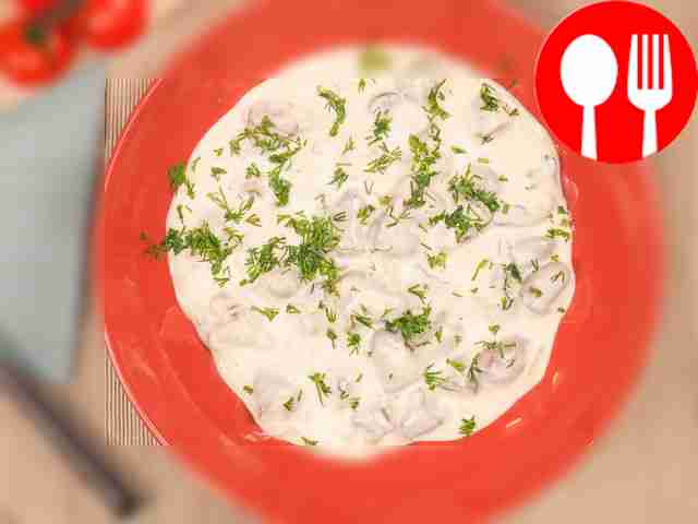 Перед подачей украсьте блюдо зеленью, например...